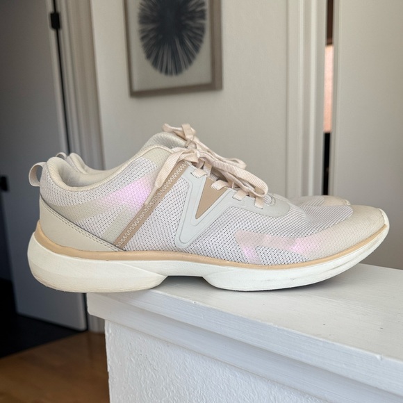 Vionic Leyo Sneakers 11 - Picture 2 of 9